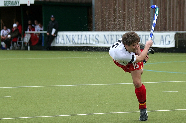 Martin Hner sorgt fr viel Spritzwasser bei der Eckenausfhrung. Foto: G. Wesley