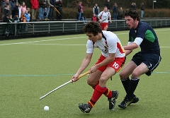 Tobias Lietz schirmt den Ball ab. Foto: G. Wesley